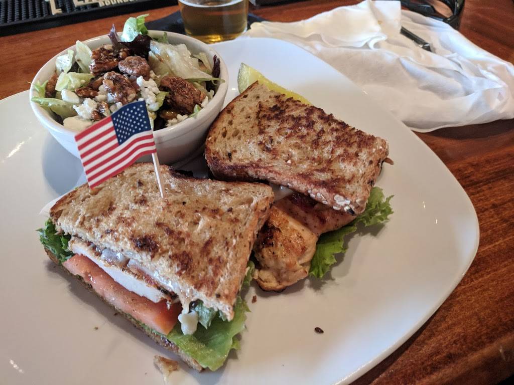 Social House Kitchen & Tap | restaurant | 25370 Eastern Marketplace Plaza, South Riding, VA 20152, USA | 7033276464 OR +1 703-327-6464