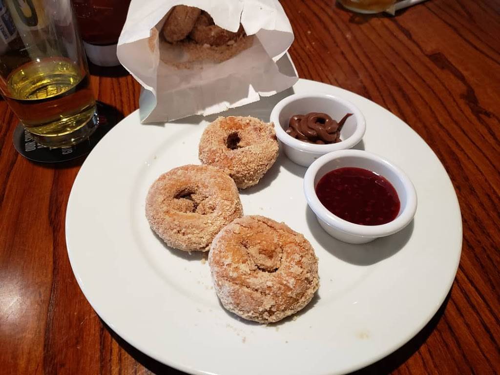 Smokey Bones | restaurant | 6690 E State St, Rockford, IL 61108, USA | 8155161291 OR +1 815-516-1291