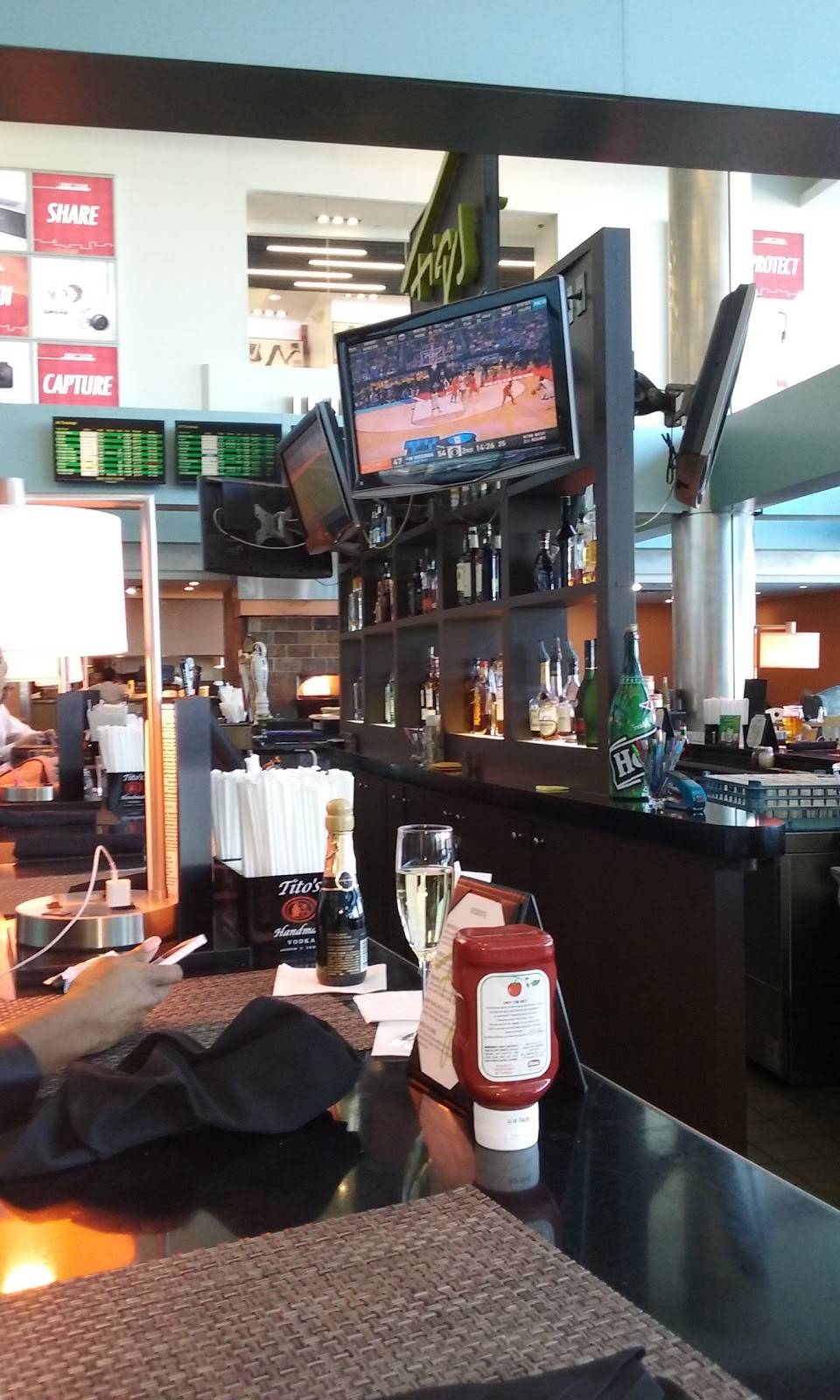 Todd Englishs Figs | restaurant | Terminal B, LaGuardia Ext, Flushing, NY 11371, USA | 7184467600 OR +1 718-446-7600