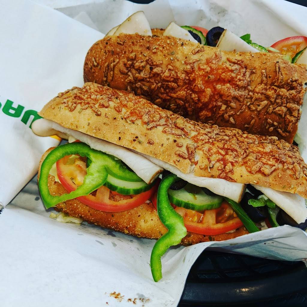 Subway | restaurant | 495 Main St. S Shoppers World (Parking Lot, Unit # P1, Brampton, ON L6Y 1N6, Canada | 9054556525 OR +1 905-455-6525