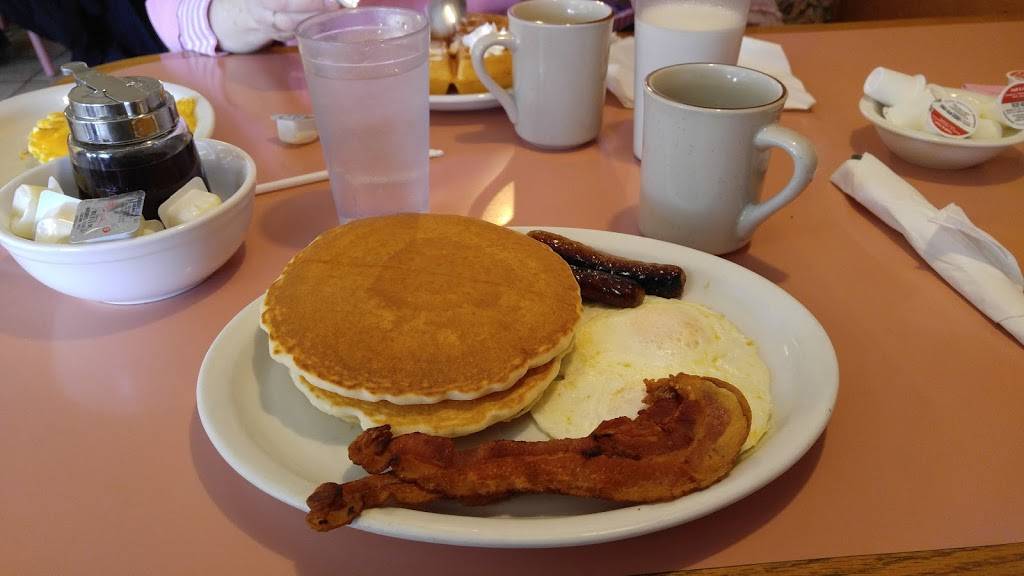 Lupitas Family Restaurant | restaurant | 200 W 5th St, Tilton, IL 61833, USA | 2176552233 OR +1 217-655-2233