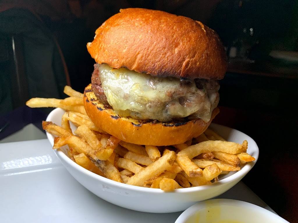 Le Monde | restaurant | 2885 Broadway, New York, NY 10025, USA | 2125313939 OR +1 212-531-3939