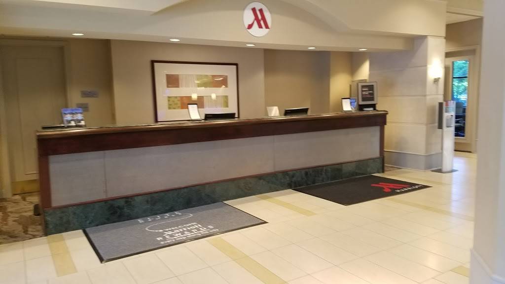 Parkway Grill | restaurant | 2 Parkway N, Deerfield, IL 60015, USA | 8474059666 OR +1 847-405-9666