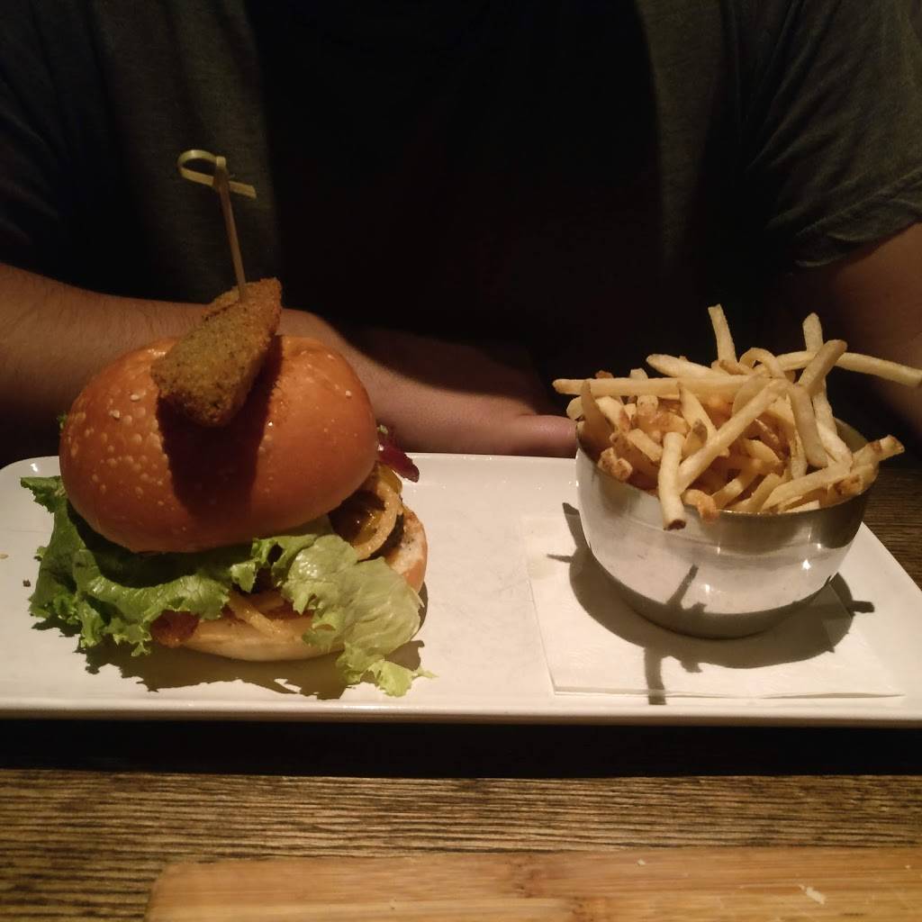 Canyon Creek Chophouse | restaurant | 2429 Fairview St, Burlington, ON L7R 2E3, Canada | 9053333339 OR +1 905-333-3339