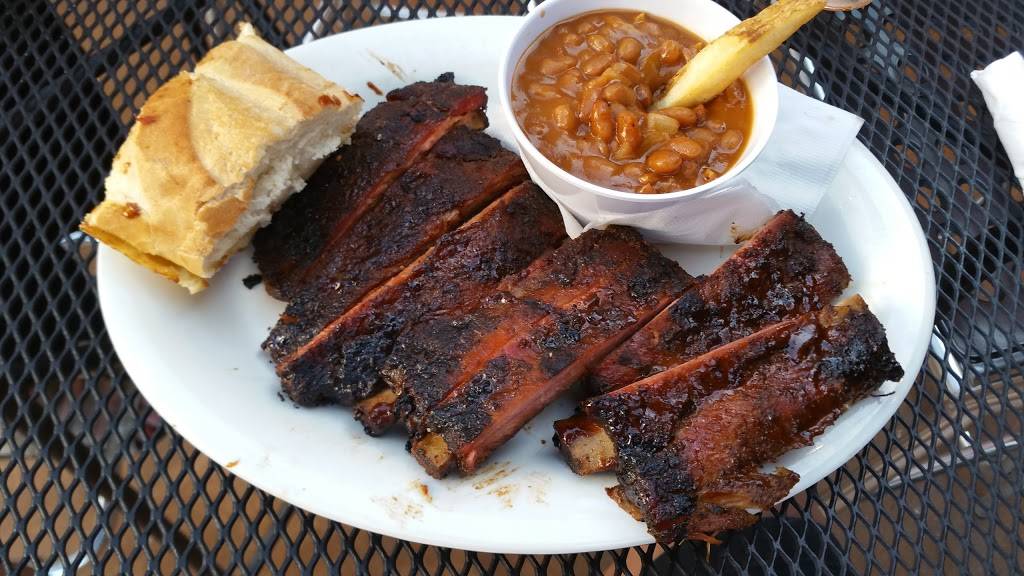 Winking Lizard Tavern | restaurant | 25380 Miles Rd, Bedford, OH 44146, USA | 2168313488 OR +1 216-831-3488