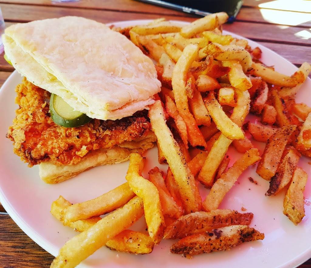 Red House | restaurant | 369 King St E, Kingston, ON K7K 2Y1, Canada | 6137672558 OR +1 613-767-2558