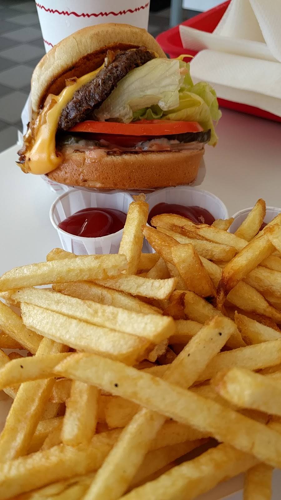 In-N-Out Burger | restaurant | 5916 Quebec St, Fort Worth, TX 76135, USA | 8007861000 OR +1 800-786-1000
