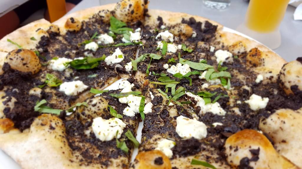 Vitos Pizzeria | night club | 1731 Wyandotte St E, Windsor, ON N8Y 1E1, Canada | 5199156145 OR +1 519-915-6145