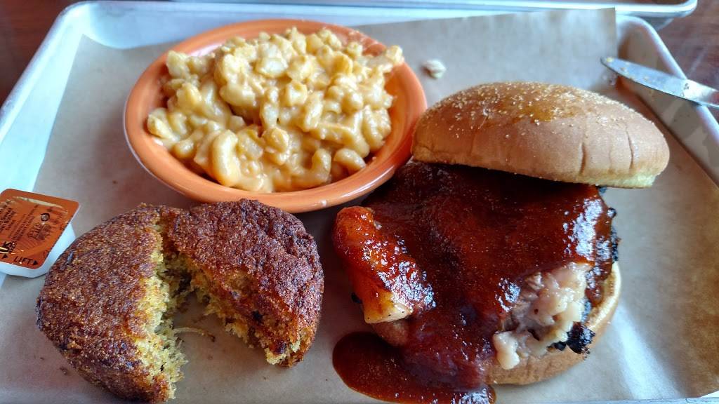 Black Dog Smoke & Ale House | restaurant | 201 N Broadway Ave, Urbana, IL 61801, USA | 2173449342 OR +1 217-344-9342