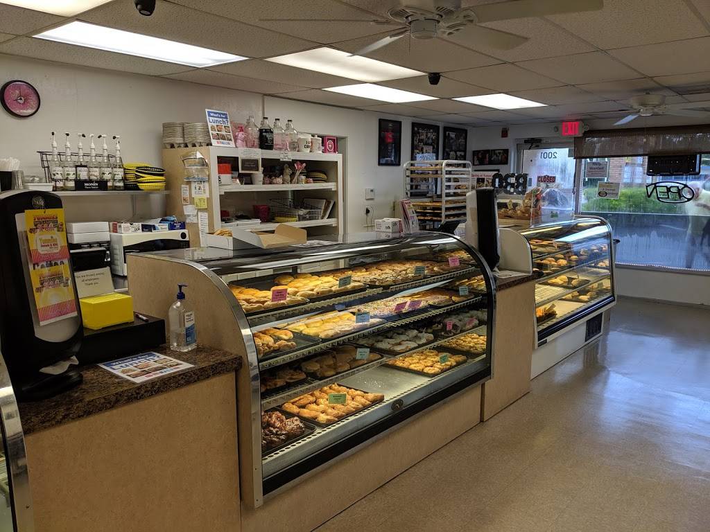 Yummies Donuts & BBQ | bakery | 2001 S Tamiami Trail, Venice, FL 34293, USA | 9414937170 OR +1 941-493-7170