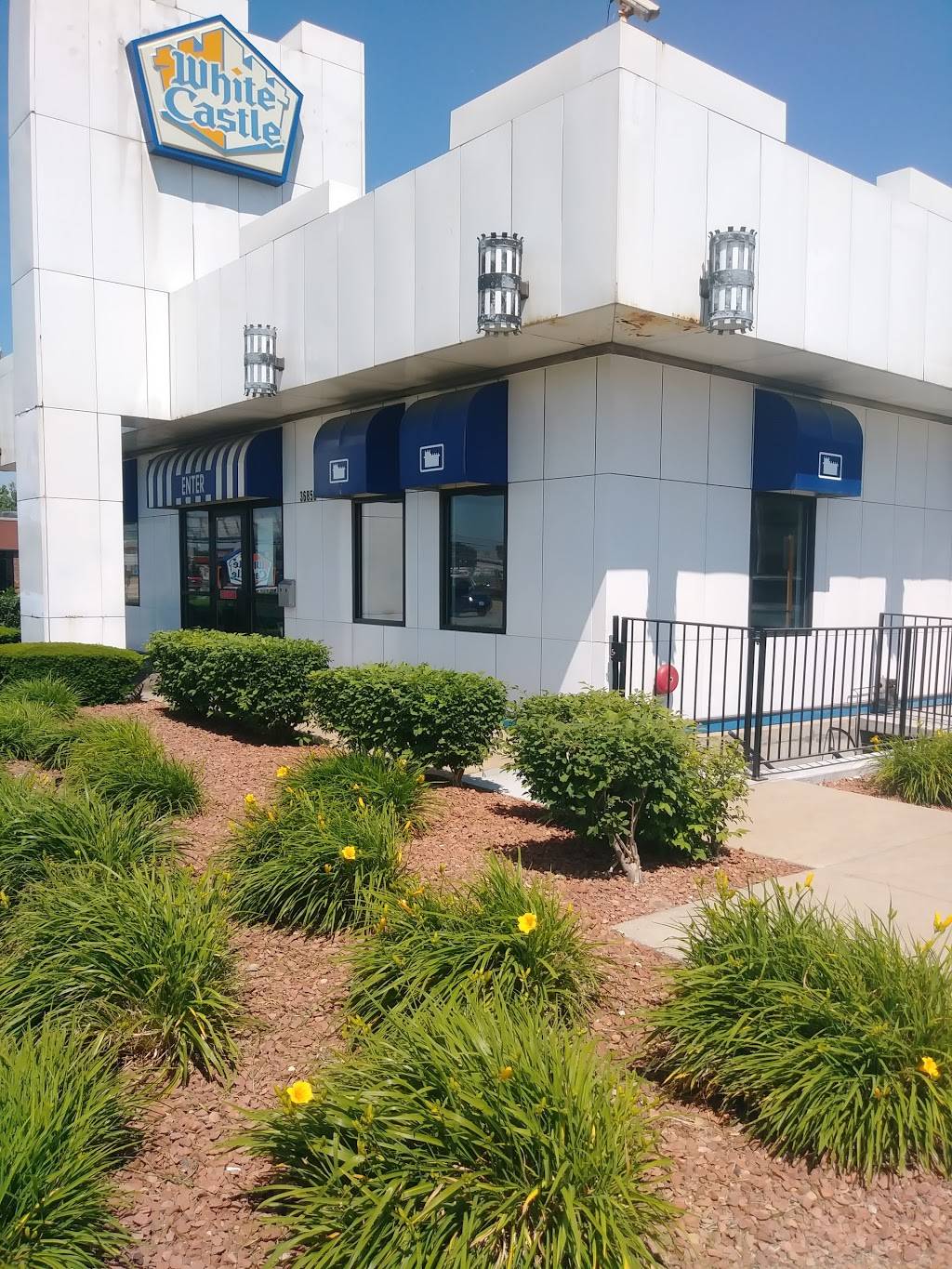 White Castle | restaurant | 36850 Groesbeck Hwy, Clinton Twp, MI 48035, USA | 5867914013 OR +1 586-791-4013