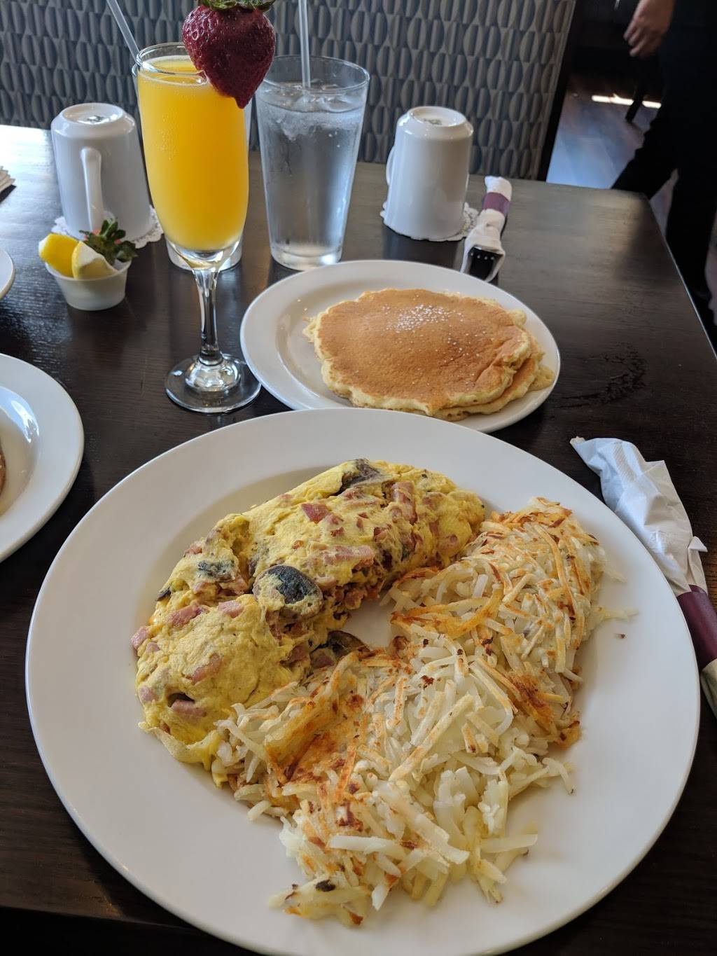 Broadview Family Restaurant | restaurant | 2417 Roosevelt Rd, Broadview, IL 60155, USA | 7083458660 OR +1 708-345-8660