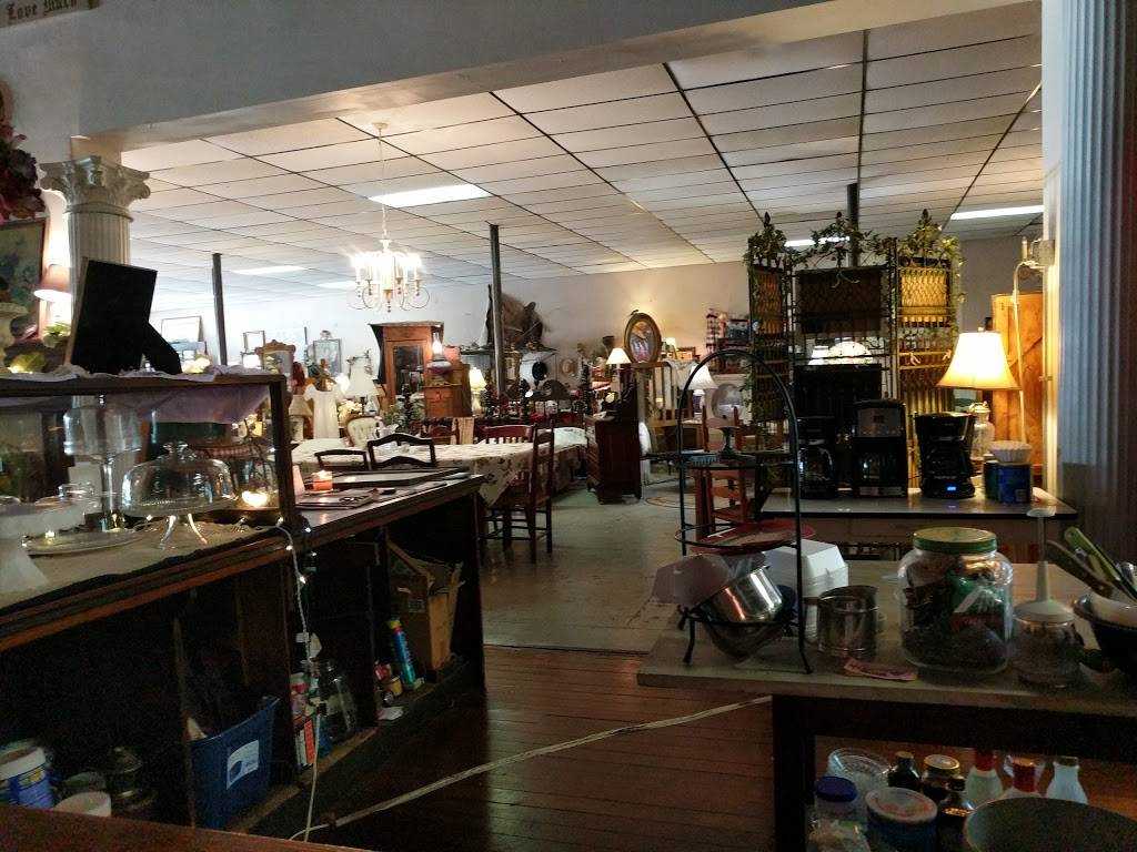 Hidden Garden Antiques & Tea Room | bakery | 116 N Illinois St, Chrisman, IL 61924, USA | 2172512636 OR +1 217-251-2636