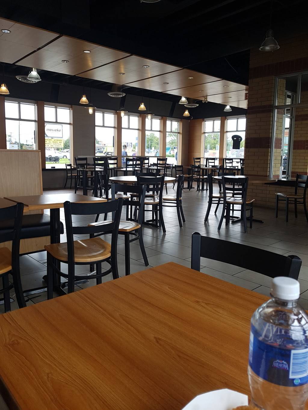 Harveys | restaurant | Market Place, 13008 Yonge St, Richmond Hill, ON L4E 3S8, Canada | 9057731988 OR +1 905-773-1988