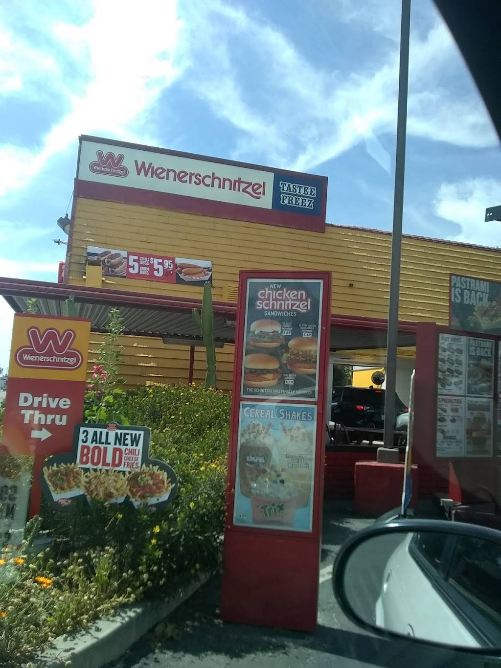 Wienerschnitzel | restaurant | 175 W Foothill Blvd, Pomona, CA 91767, USA | 9095967606 OR +1 909-596-7606