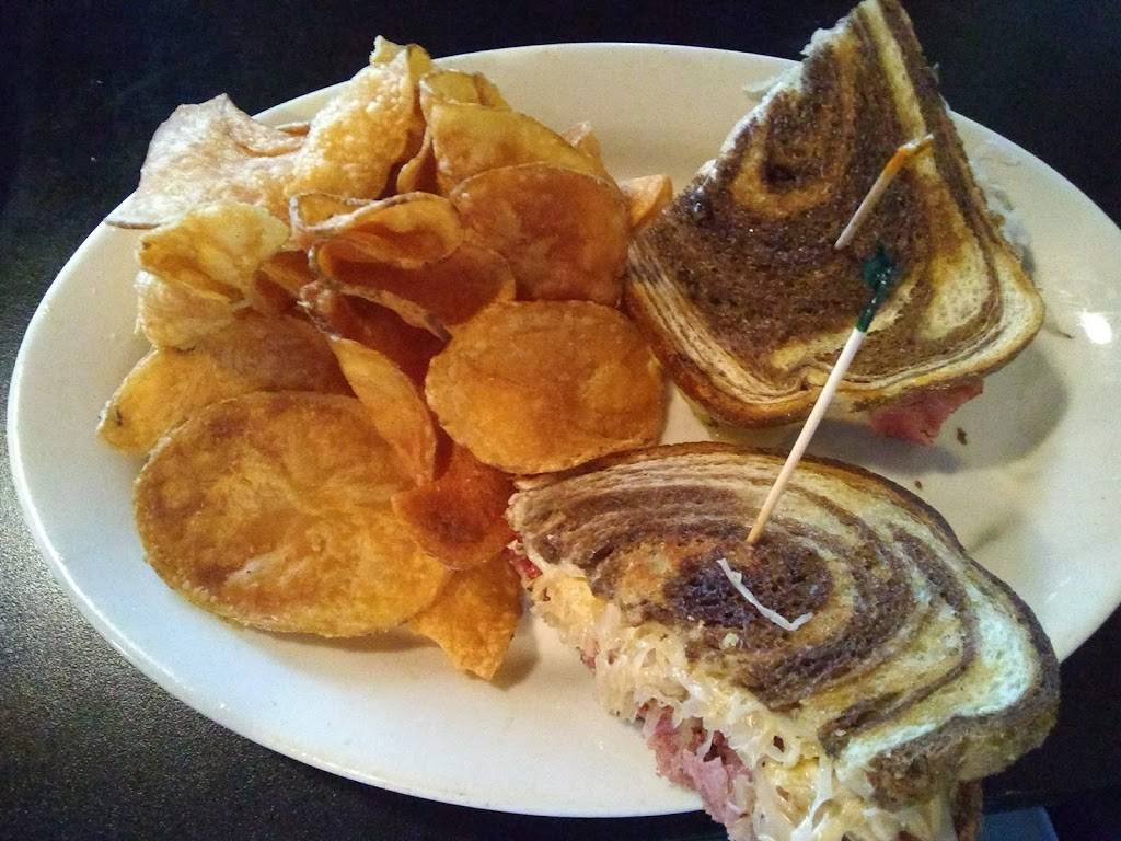 Sunnys Sports Bar & Grill | restaurant | 122 W Upton Ave, Reed City, MI 49677, USA | 2318323004 OR +1 231-832-3004