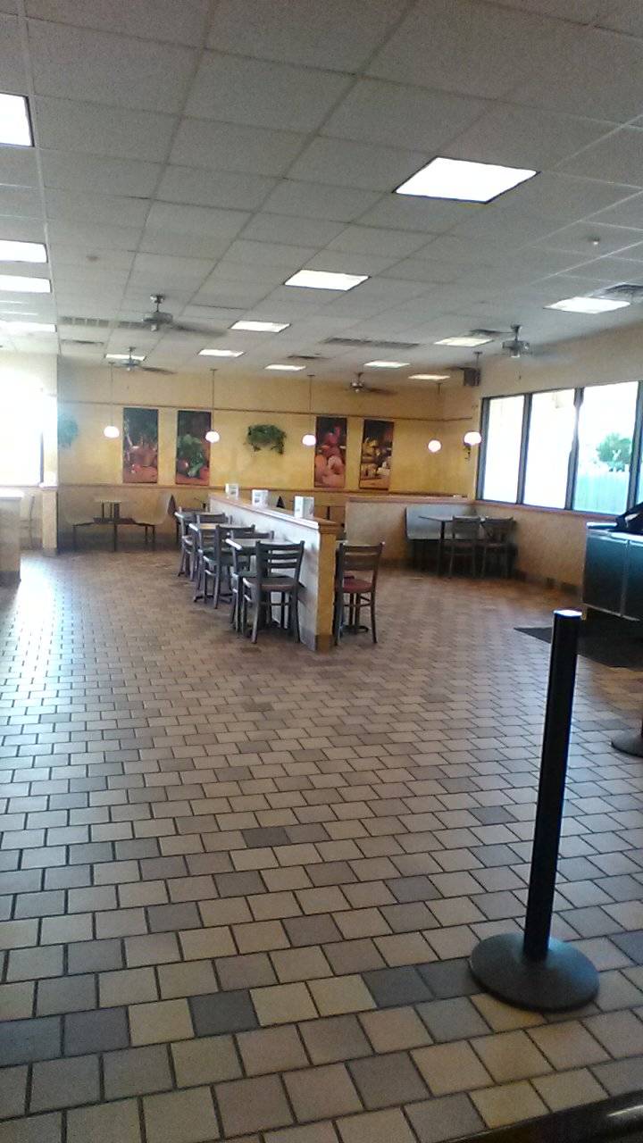 Subway | restaurant | 220 W Britton Rd, Oklahoma City, OK 73114, USA | 4058435336 OR +1 405-843-5336