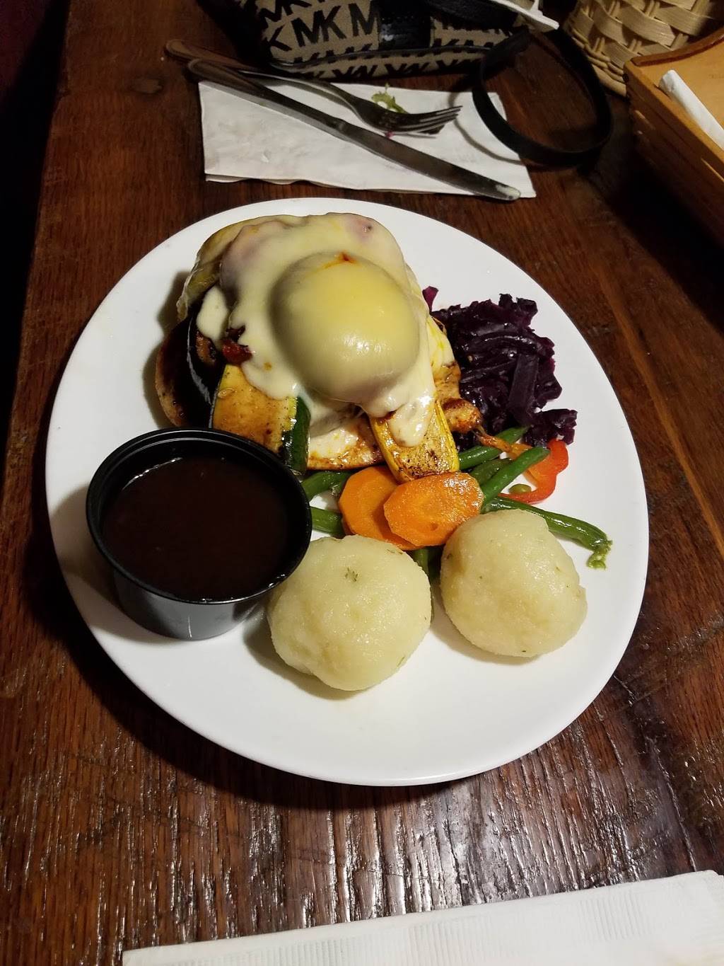 The Village Lanterne | restaurant | 155 N Wellwood Ave, Lindenhurst, NY 11757, USA | 6312251690 OR +1 631-225-1690