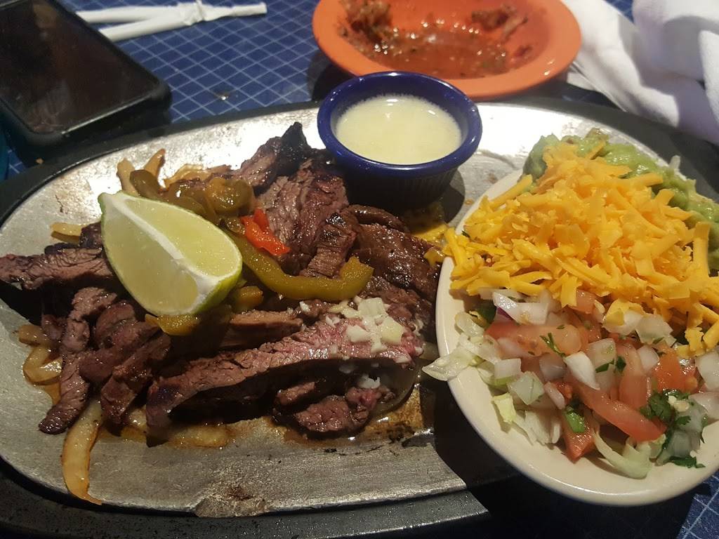 Dos rios | restaurant | 1281 N Academy Ave, New Braunfels, TX 78130, USA | 8306099556 OR +1 830-609-9556