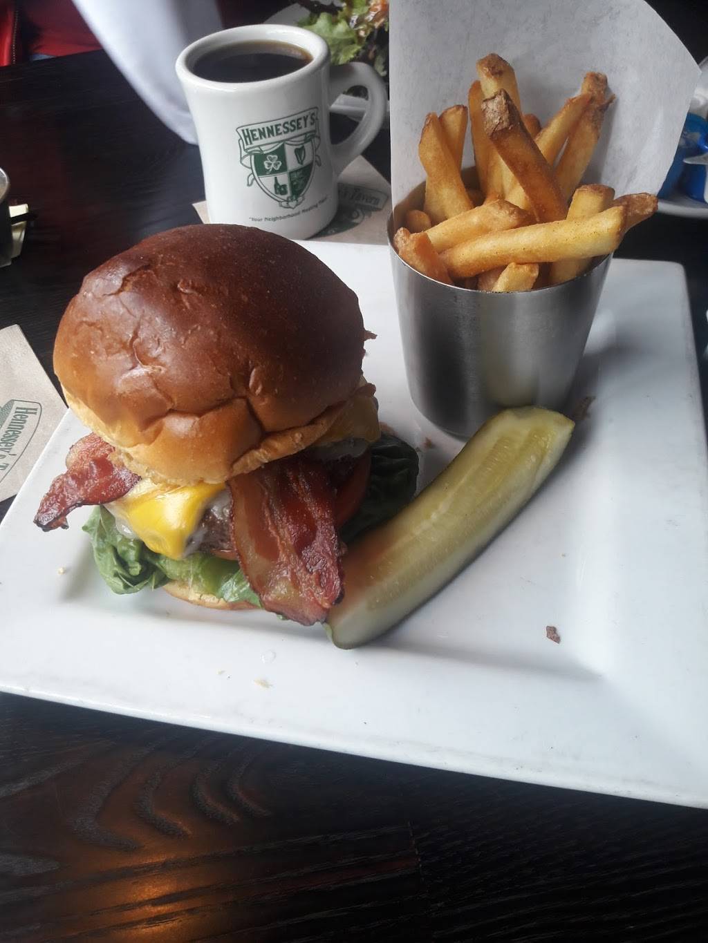 Hennesseys Grill | restaurant | 143 Main St, Seal Beach, CA 90740, USA | 5625986456 OR +1 562-598-6456