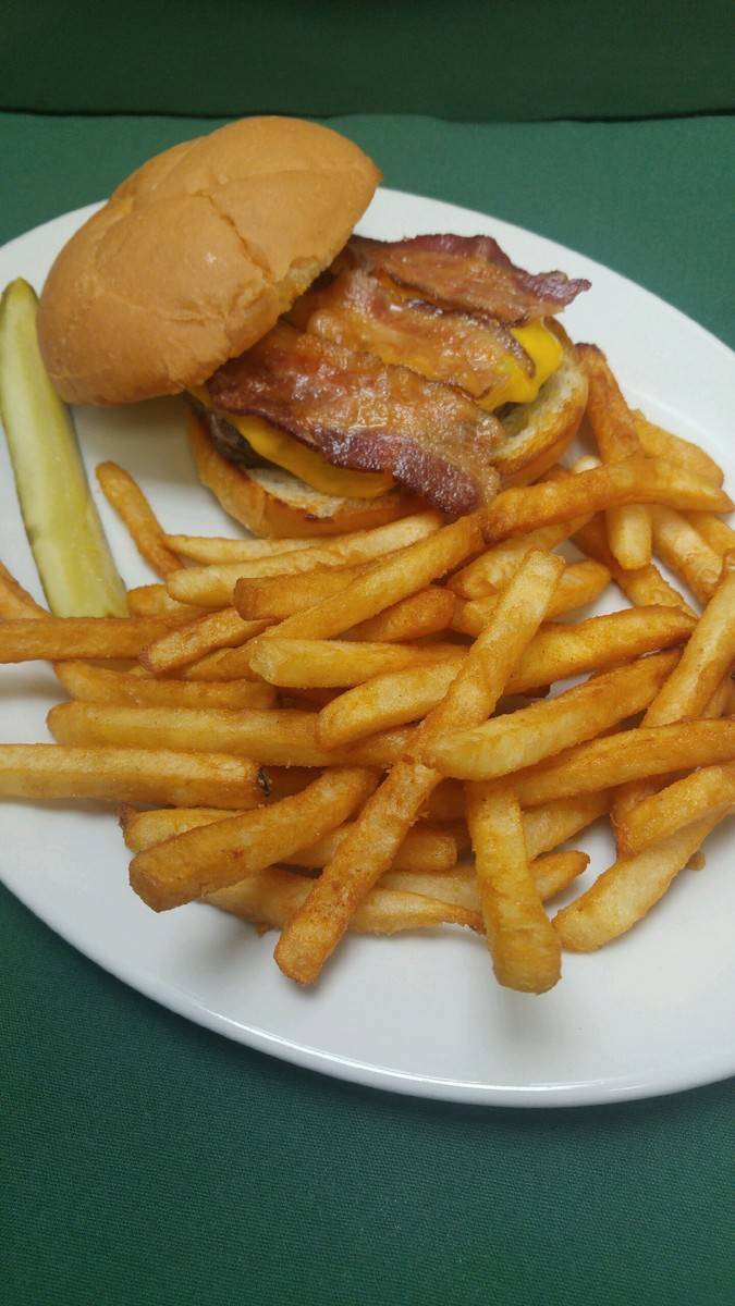 Safari Steak House | restaurant | 897 Riverdale Dr, Hobart, WI 54155, USA | 9204978862 OR +1 920-497-8862