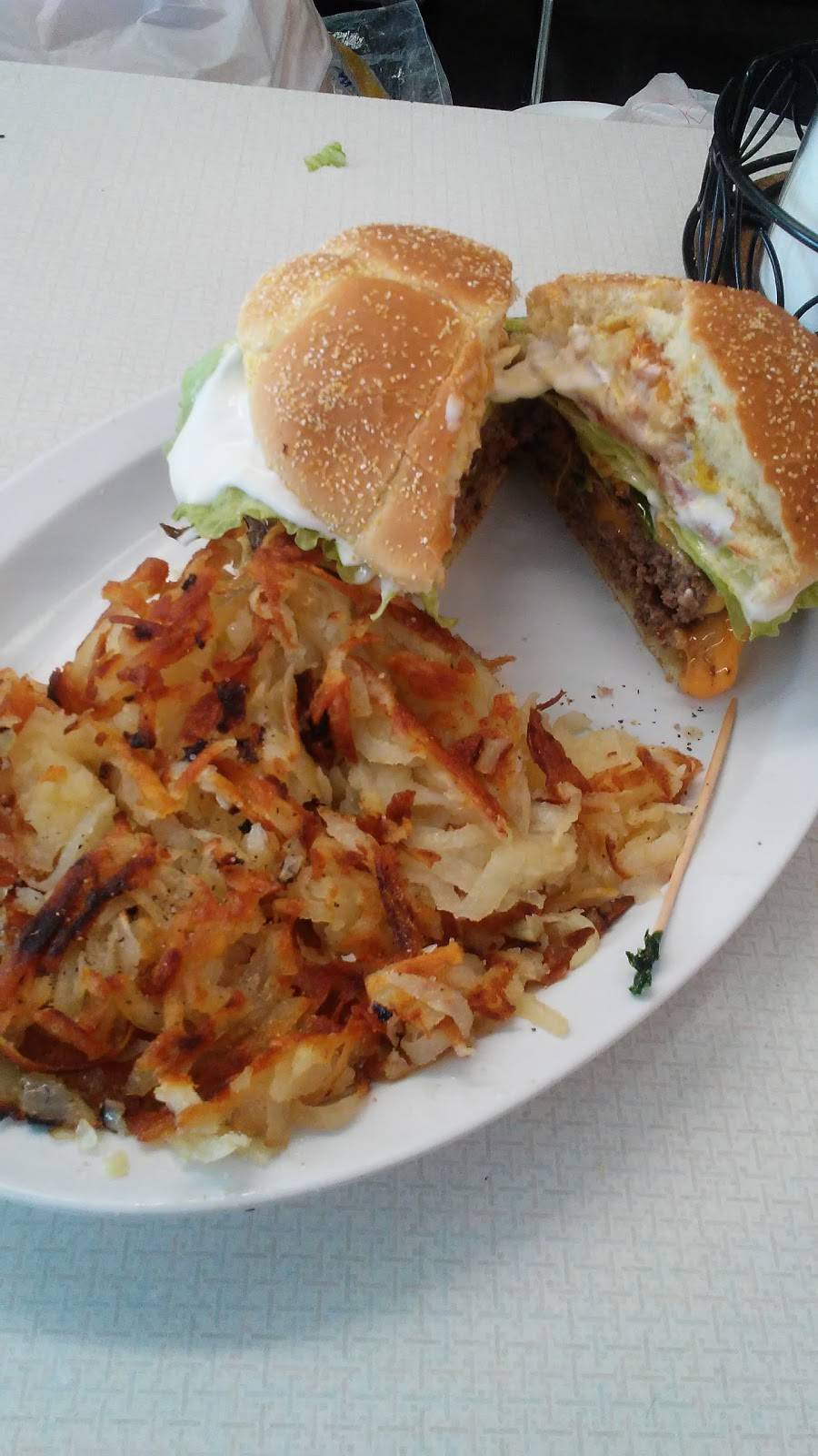 Tommys Grill | restaurant | 456 N Damen Ave, Chicago, IL 60622, USA | 3124213915 OR +1 312-421-3915