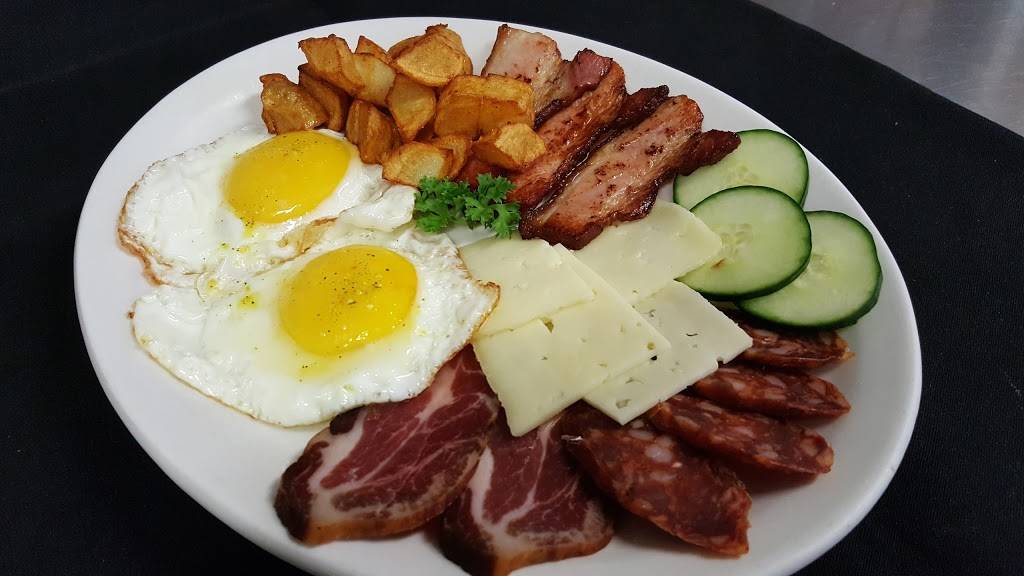 Three Brothers Restaurant | restaurant | 657 The Queensway, Etobicoke, ON M8Y 1K8, Canada | 4162538809 OR +1 416-253-8809