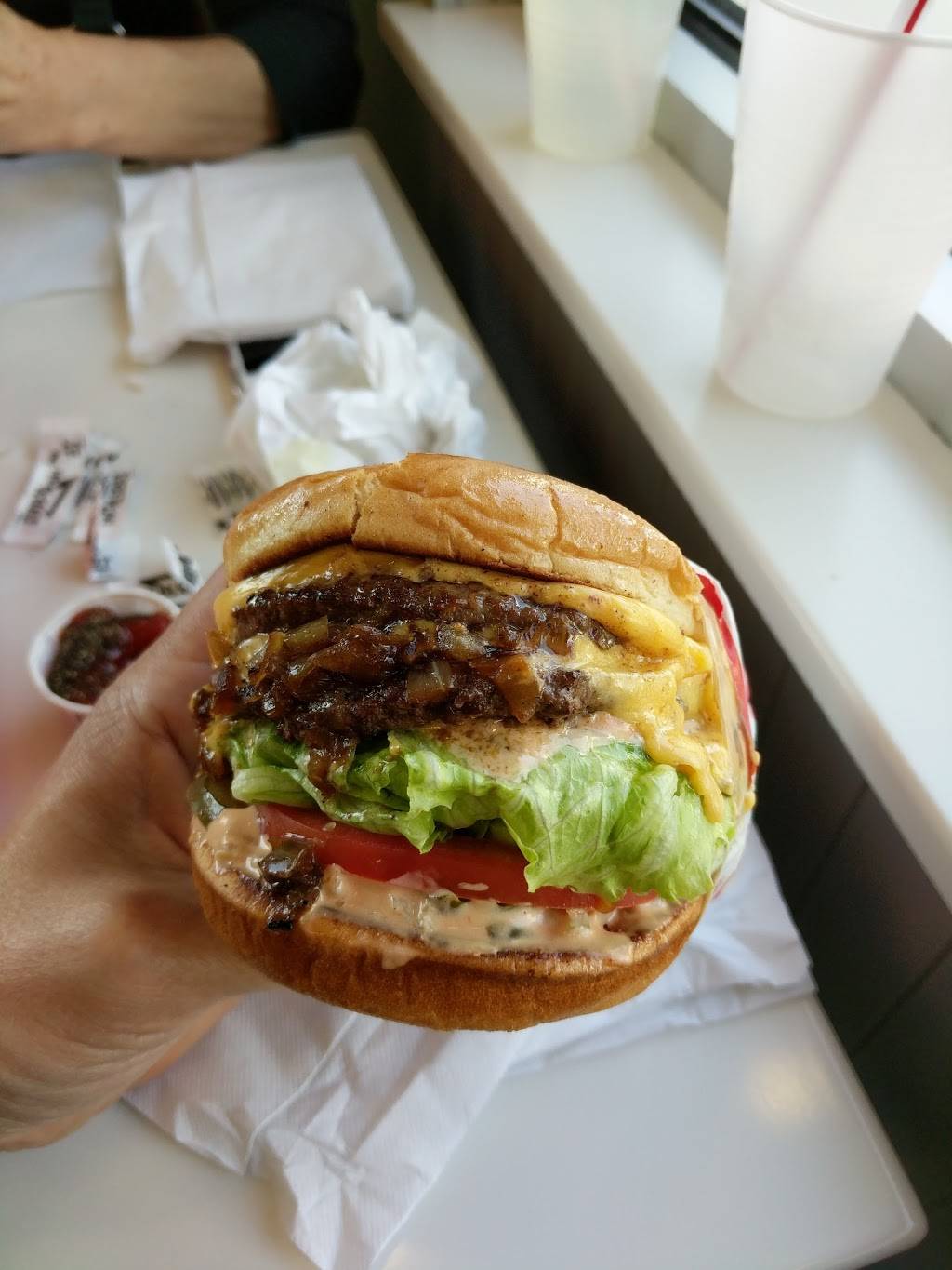 In-N-Out Burger | restaurant | 550 Newhall Dr, San Jose, CA 95110, USA | 8007861000 OR +1 800-786-1000