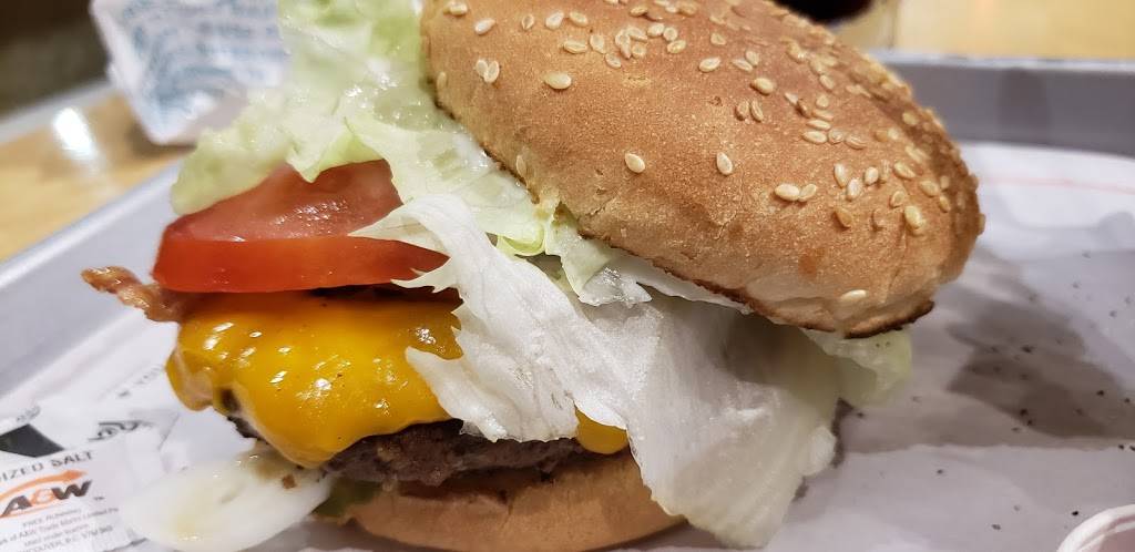 A&W Canada | restaurant | 390 Dundas St E, Oakville, ON L6H 6Z9, Canada | 9052576822 OR +1 905-257-6822