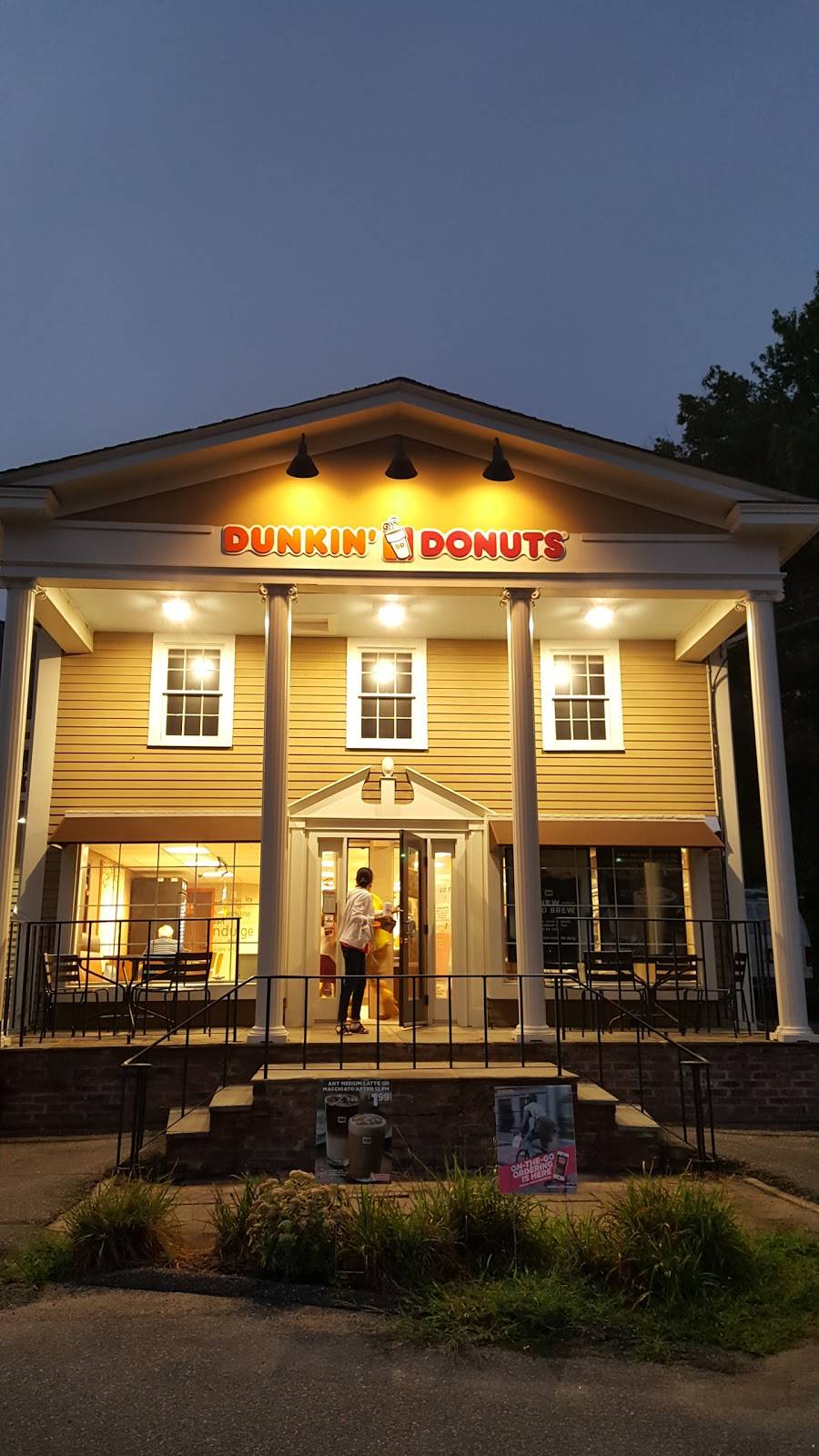 Dunkin | bakery | 83 Halls Rd Suite 101, Old Lyme, CT 06371, USA | 8604340448 OR +1 860-434-0448