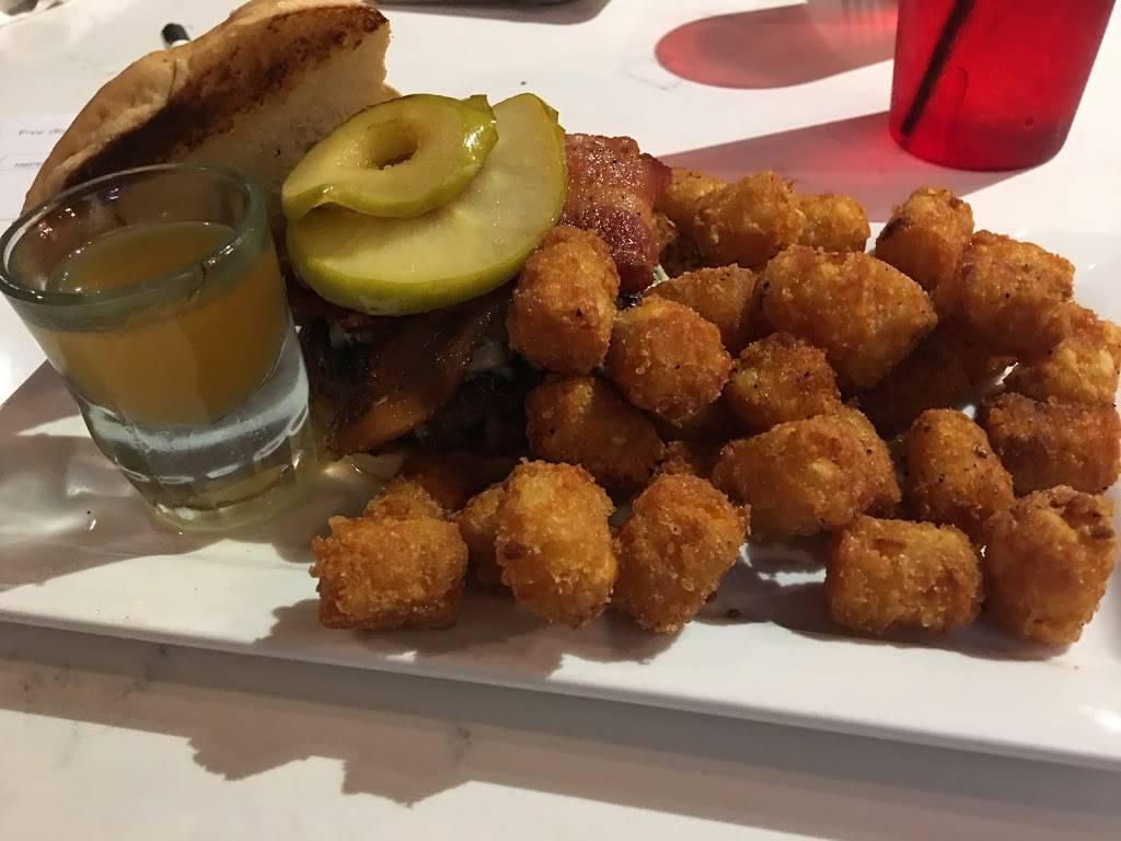 The Strawberry Tap | restaurant | 110 E Reynolds St, Plant City, FL 33563, USA | 8137563380 OR +1 813-756-3380