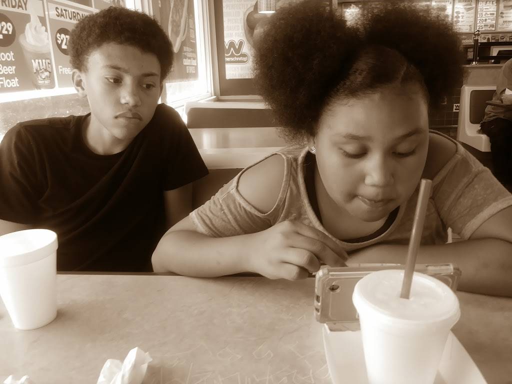 Wienerschnitzel | restaurant | 5980 Stockton Blvd, Sacramento, CA 95824, USA | 9164284253 OR +1 916-428-4253