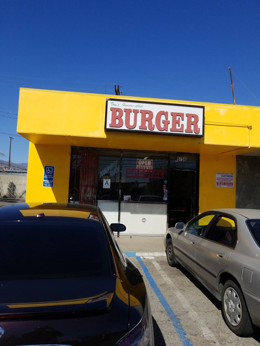 Toms Jr Famous Chili Burgers | restaurant | 9756 Glenoaks Blvd, Sun Valley, CA 91352, USA | 8187678288 OR +1 818-767-8288