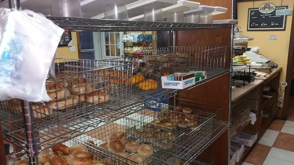 Hometown Cafe & Grill | restaurant | 130 W Shore Ave, Dumont, NJ 07628, USA | 2013742130 OR +1 201-374-2130