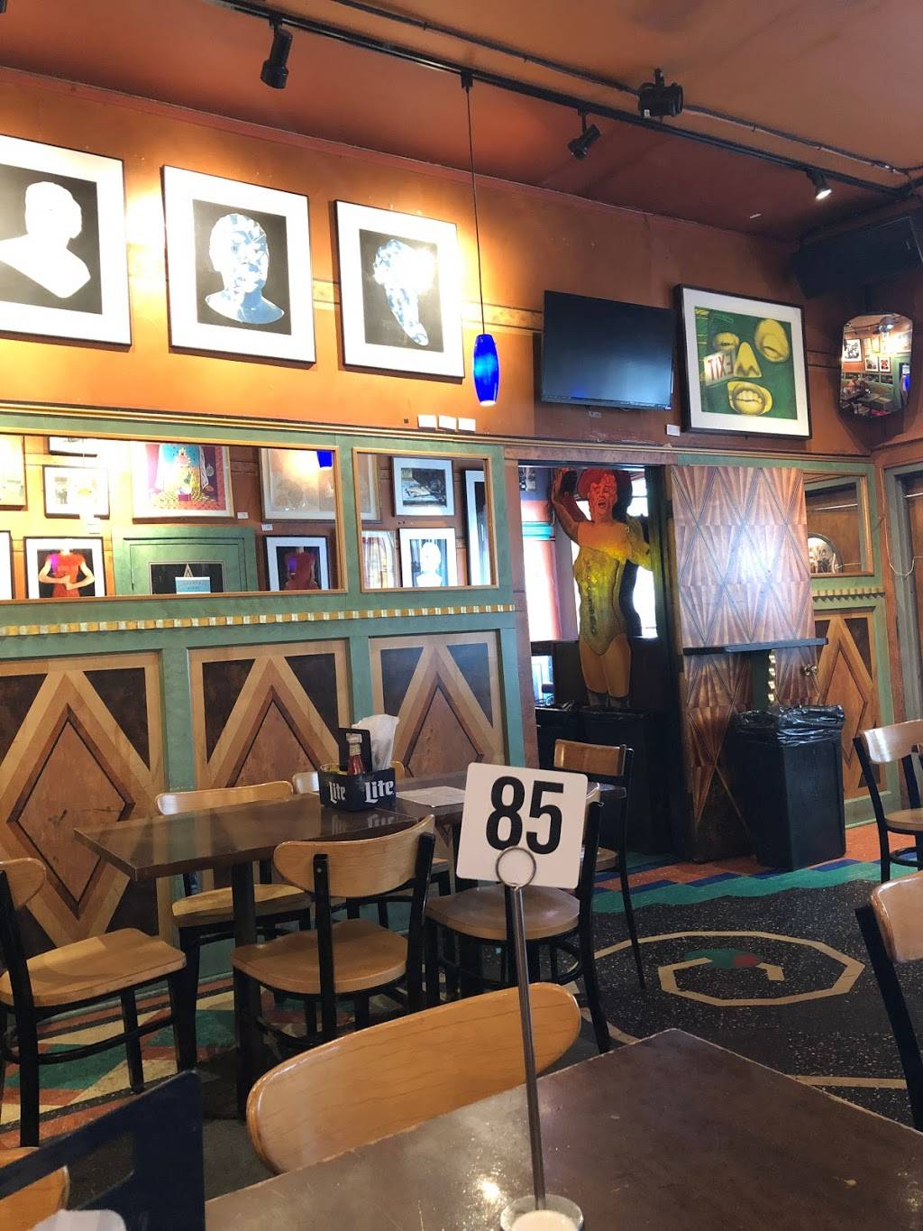 Big Chicks | night club | 5024 N Sheridan Rd, Chicago, IL 60640, USA | 7737285511 OR +1 773-728-5511