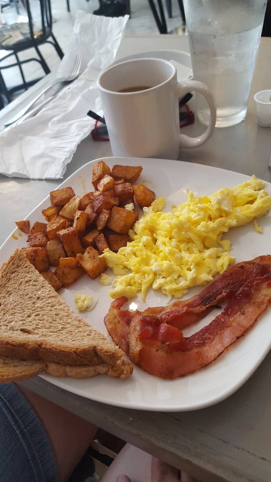 Scrambled | restaurant | 910 Atlantic Ave, Virginia Beach, VA 23451, USA | 7576446670 OR +1 757-644-6670
