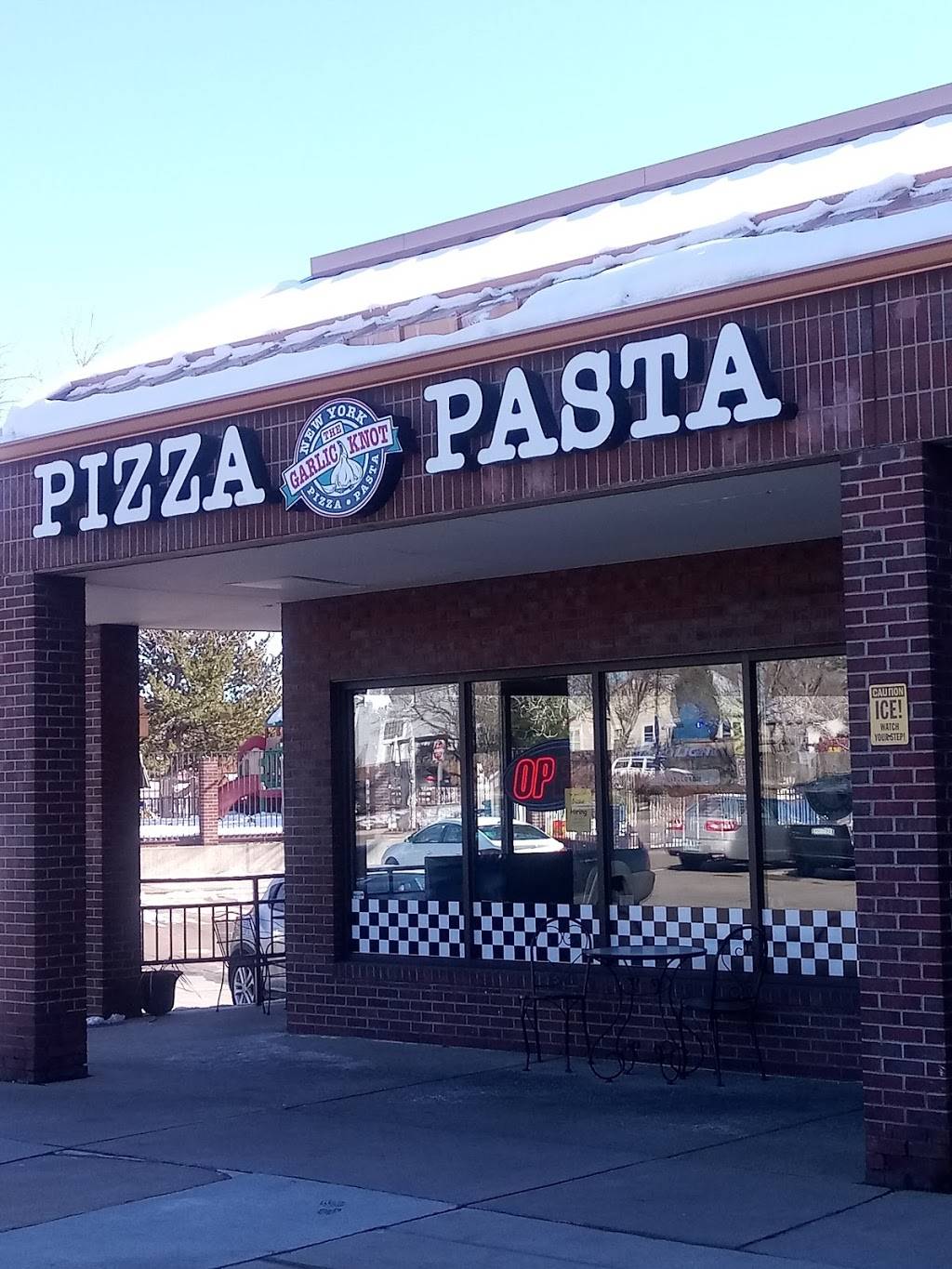 Garlic Knot Pizza & Pasta | restaurant | 1621 W Canal Cir, Littleton, CO 80120, USA | 3037301111 OR +1 303-730-1111
