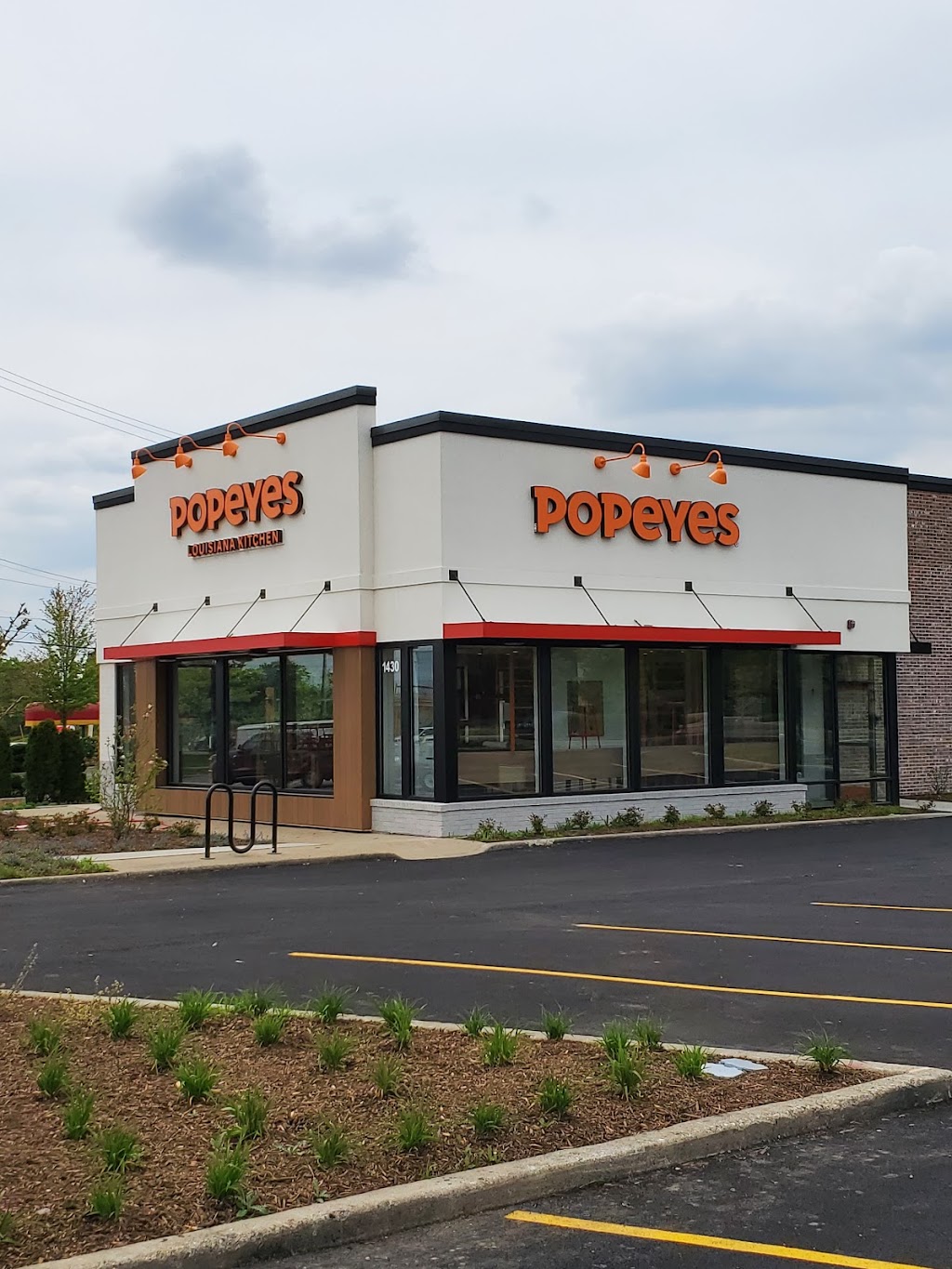 Popeyes Louisiana Kitchen | restaurant | 1430 E Algonquin Rd, Schaumburg, IL 60173, USA | 6302832010 OR +1 630-283-2010