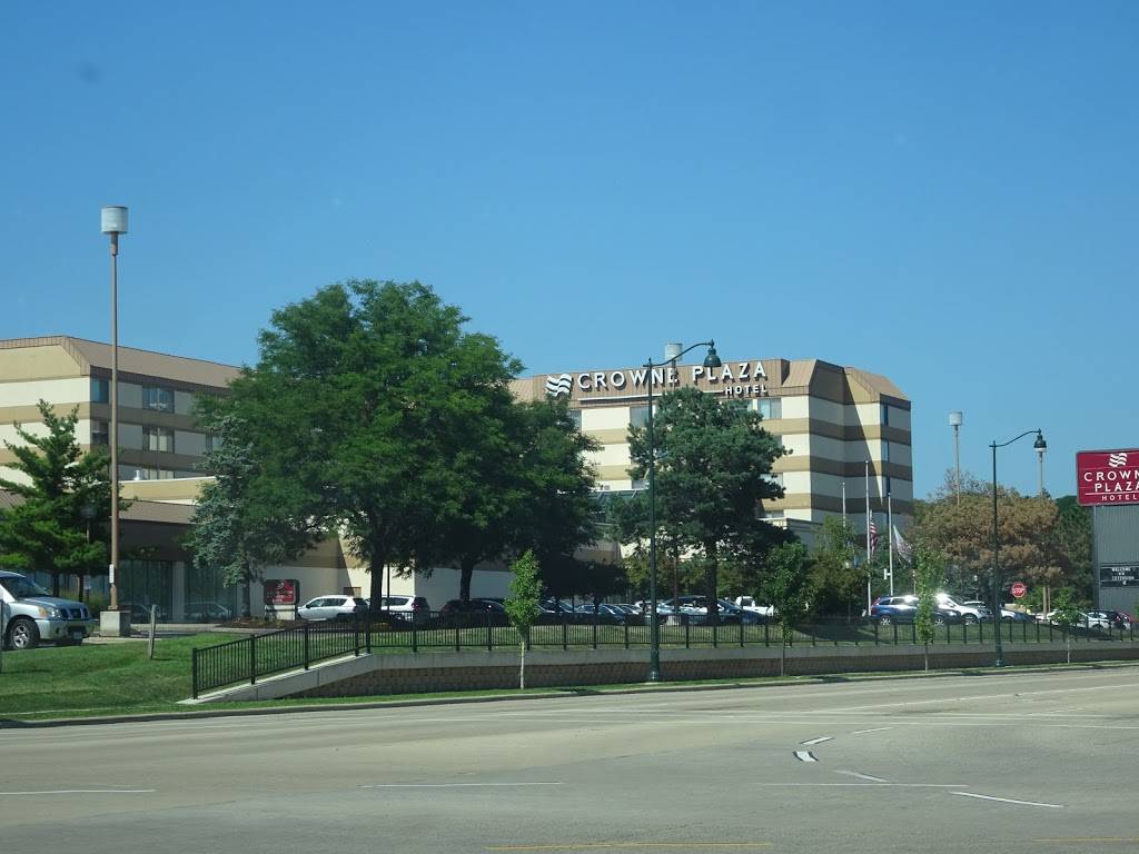 Growlers Bar & Grille | restaurant | 4402 E Washington Ave, Madison, WI 53704, USA | 6082444703 OR +1 608-244-4703