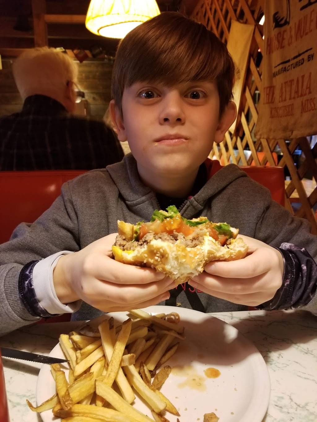 Pats Little Red Barn | restaurant | 2091 WA-300, Belfair, WA 98528, USA | 3602754441 OR +1 360-275-4441