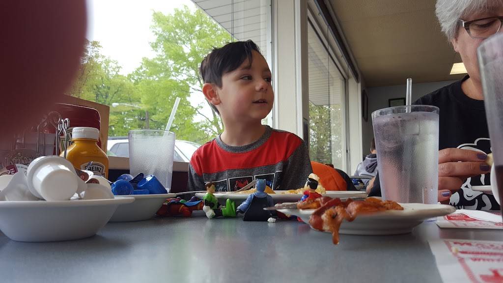 Rachaels | restaurant | 300 E Chicago Rd, White Pigeon, MI 49099, USA | 2694837960 OR +1 269-483-7960