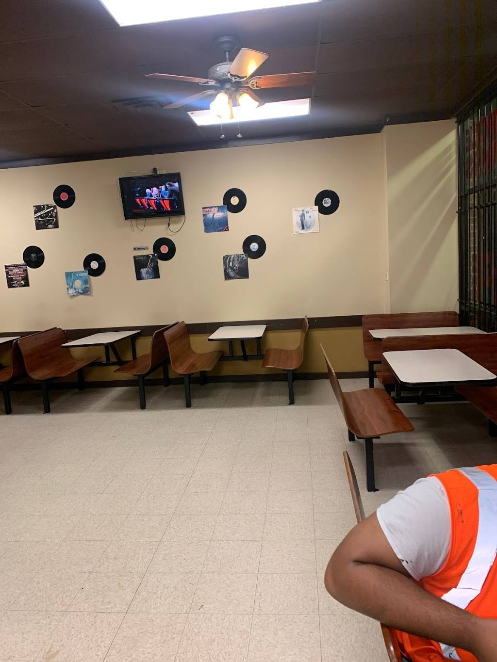 Captain JJs | restaurant | 2757 Kimball Ave, Memphis, TN 38114, USA | 9017440405 OR +1 901-744-0405