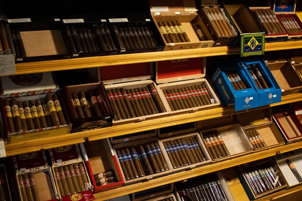 Findy Cigar Company & Hookah Lounge | restaurant | 5223 S MacDill Ave, Tampa, FL 33611, USA | 8138316700 OR +1 813-831-6700