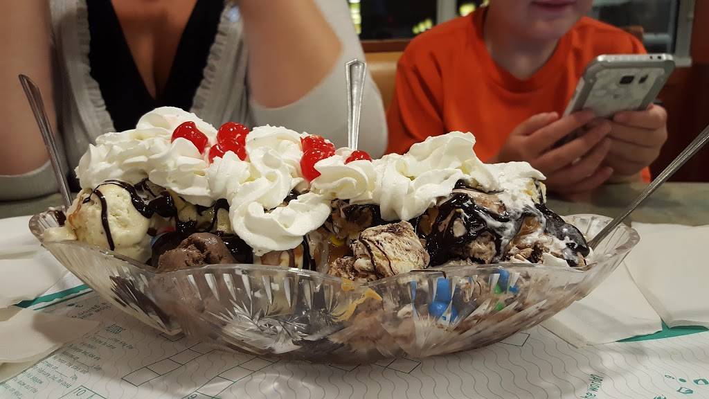 Friendlys | restaurant | 558 Aviation Rd, Queensbury, NY 12804, USA | 5187921338 OR +1 518-792-1338