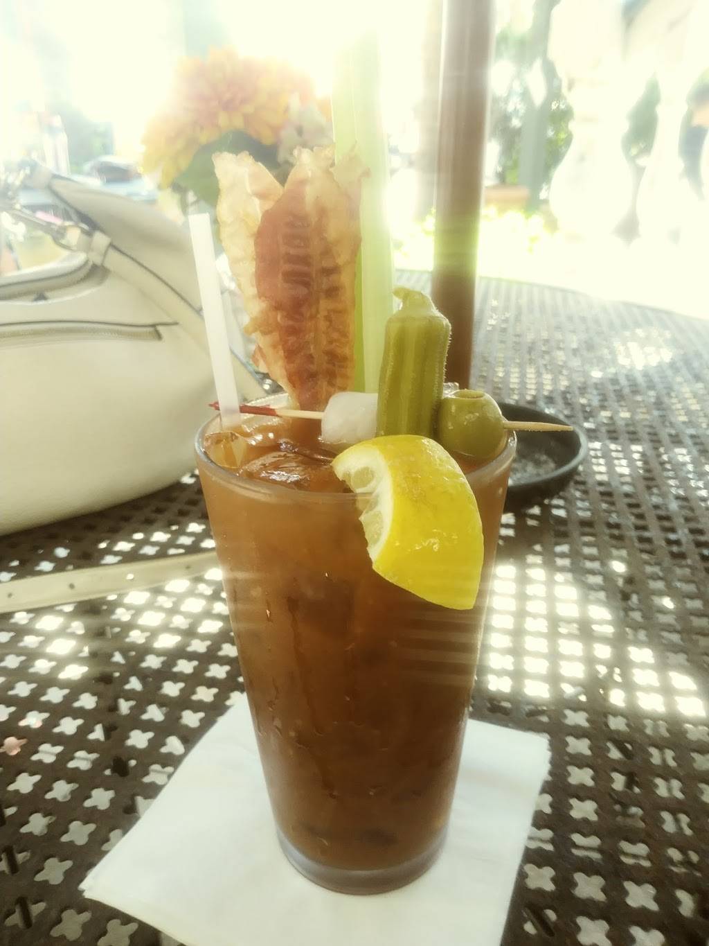 Hemingways Bistro | restaurant | 920 Bay St, Beaufort, SC 29902, USA | 8435214480 OR +1 843-521-4480