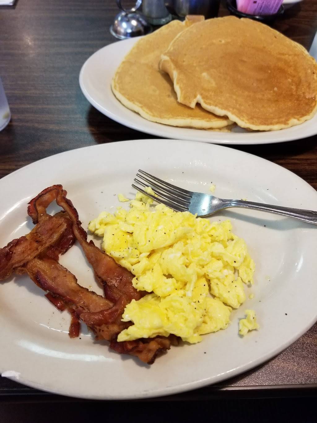 Chris Family Restaurant | restaurant | 84 Broadway Ave, Bedford, OH 44146, USA | 4407861007 OR +1 440-786-1007