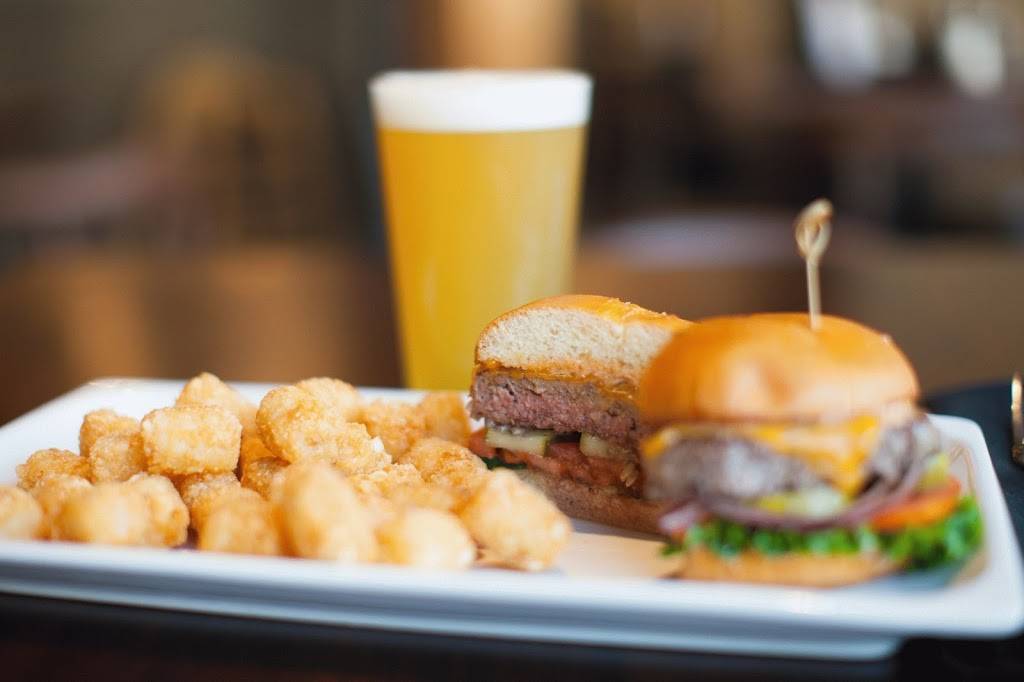 SideTrack Bar + Grill | restaurant | 30 W Angela St, Pleasanton, CA 94566, USA | 9253996789 OR +1 925-399-6789