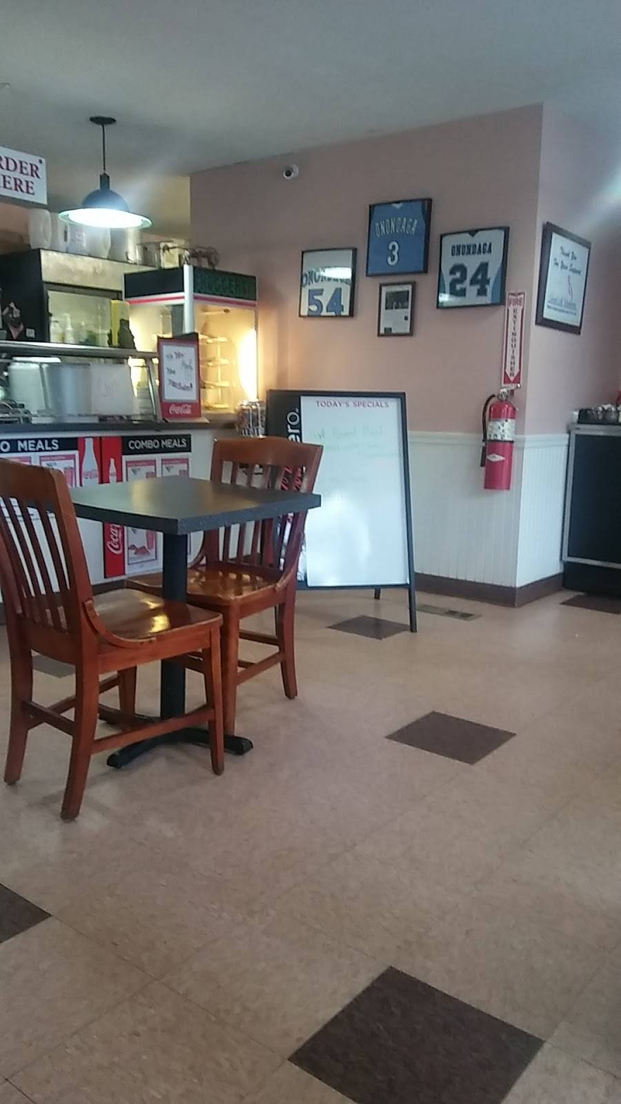 Froggers On The Hill | restaurant | 4543 W Seneca Turnpike, Syracuse, NY 13215, USA | 3152996533 OR +1 315-299-6533