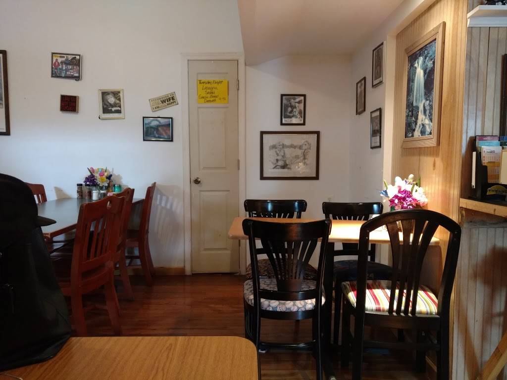 Rainbow Road Club | restaurant | 137 Berryville Pike, Charles Town, WV 25414, USA | 3047253540 OR +1 304-725-3540