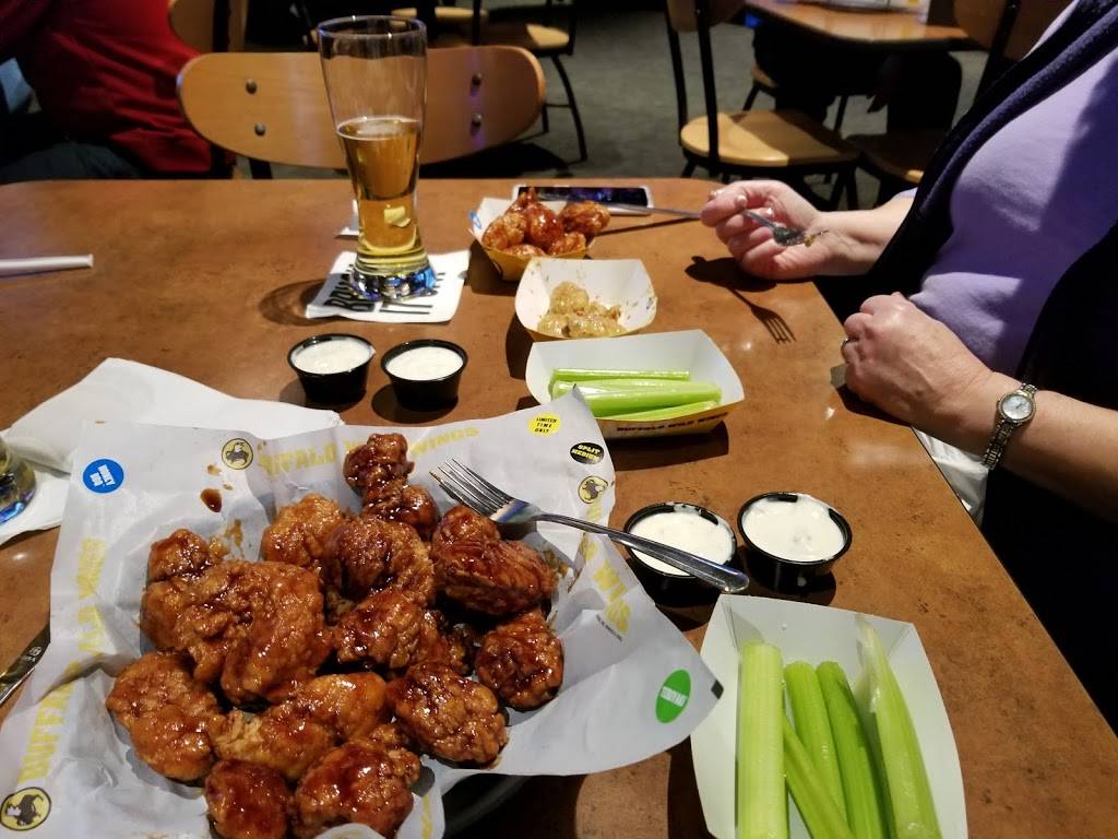Buffalo Wild Wings | restaurant | 838 E McGalliard Rd, Muncie, IN 47303, USA | 7652849464 OR +1 765-284-9464
